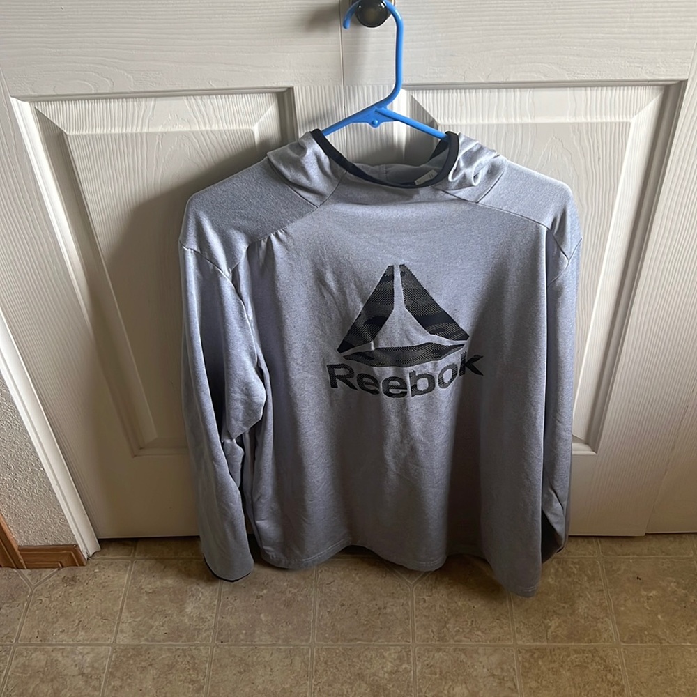 Lightweight sweatshirt worn a few times. Out with the old in with the new.